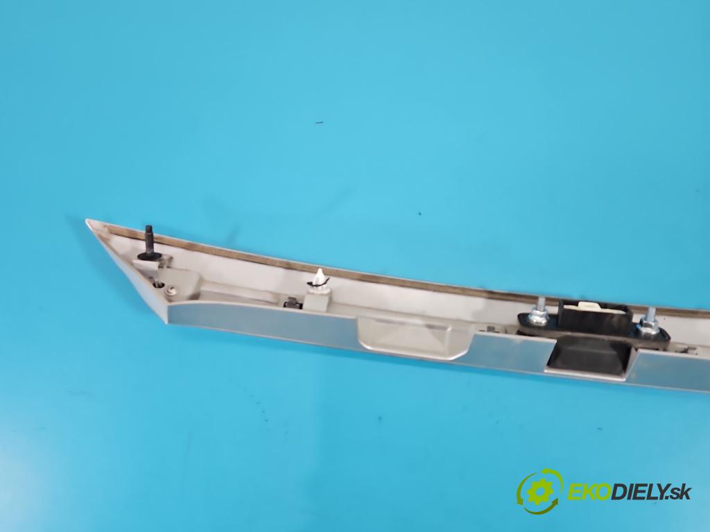 Toyota Corolla E16/E18  2013-2019 1.3 16V 99 hp manual 73 kW 1329 cm3 4- klika kufrových dveří zadní 76811-02E60