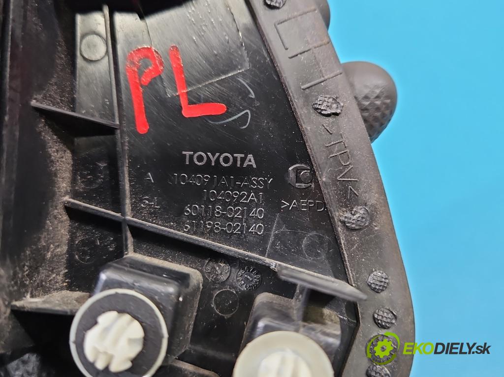 Toyota Corolla E16/E18  2013-2019 1.3 16V 99 HP manual 73 kW 1329 cm3 4- lišta blatník predné ľavé 104091A1