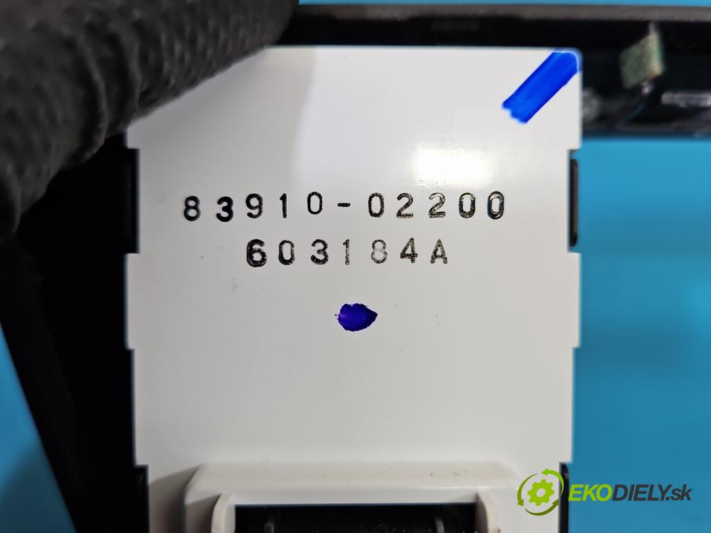 Toyota Corolla E16/E18  2013-2019 1.3 16V 99 hp manual 73 kW 1329 cm3 4- rameček rádia 83910-02200