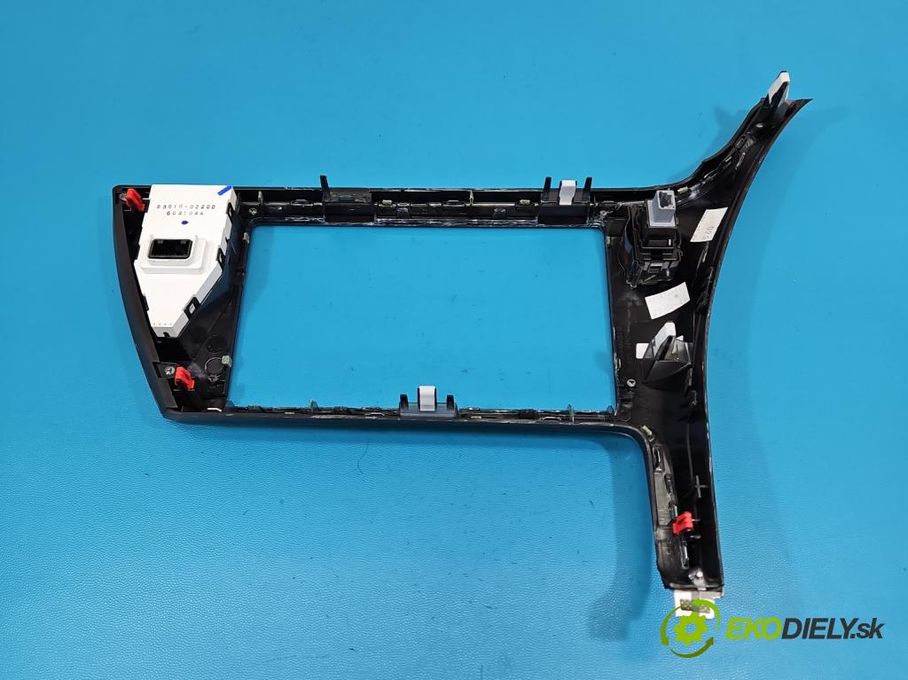 Toyota Corolla E16/E18  2013-2019 1.3 16V 99 hp manual 73 kW 1329 cm3 4- rameček rádia 83910-02200