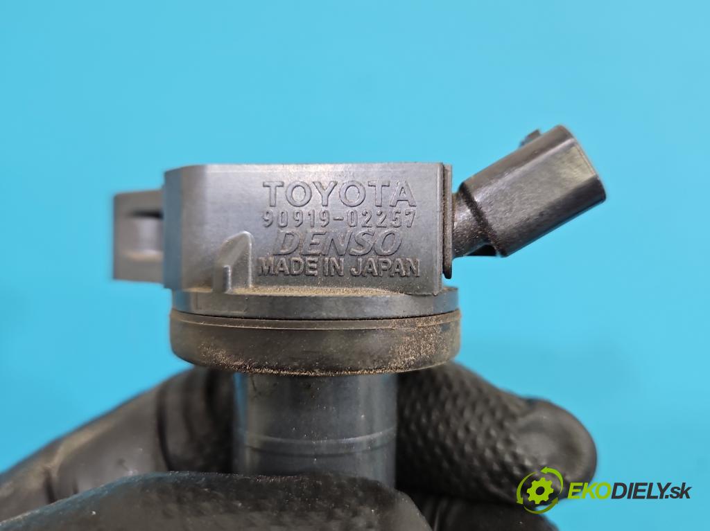 Toyota Corolla E16/E18  2013-2019 1.3 16V 99 HP manual 73 kW 1329 cm3 4- cievka zapaľovacia 90919-02257 (Zapaľovacia cievka)