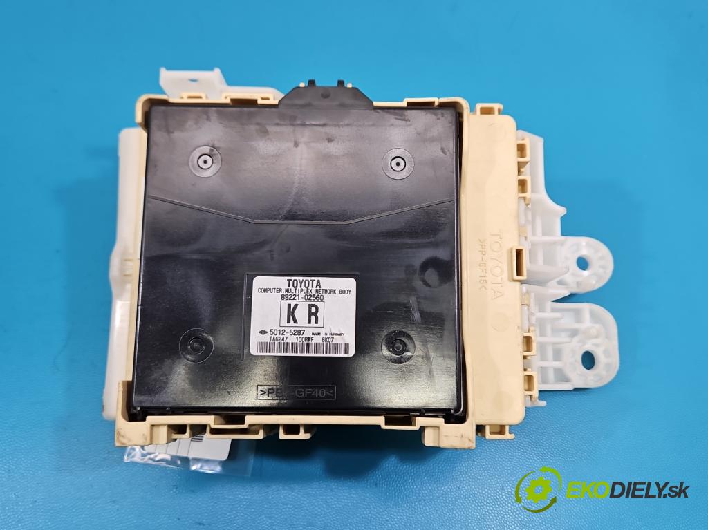 Toyota Corolla E16/E18  2013-2019 1.3 16V 99 HP manual 73 kW 1329 cm3 4- skrinka poistka 6358-6756 (Poistková skrinka)