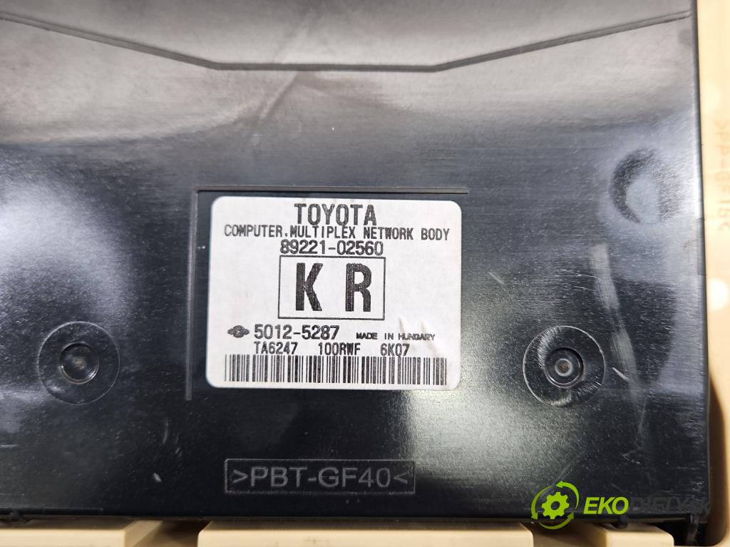 Toyota Corolla E16/E18  2013-2019 1.3 16V 99 HP manual 73 kW 1329 cm3 4- skrinka poistka 6358-6756 (Poistková skrinka)