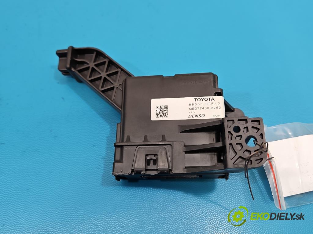 Toyota Corolla E16/E18  2013-2019 1.3 16V 99 HP manual 73 kW 1329 cm3 4- riadiaca jednotka ostatné 88650-02F40