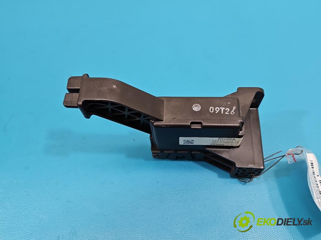 Toyota Corolla E16/E18  2013-2019 1.3 16V 99 HP manual 73 kW 1329 cm3 4- riadiaca jednotka ostatné 88650-02F40