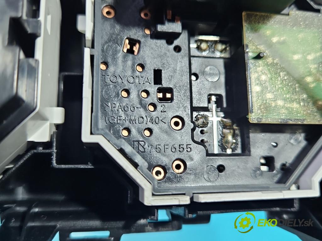 Toyota Corolla E16/E18  2013-2019 1.3 16V 99 HP manual 73 kW 1329 cm3 4- panel kúrenia 55406-02330