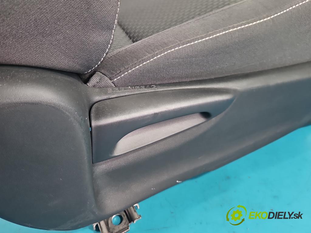 Toyota Corolla E16/E18  2013-2019 1.3 16V 99 HP manual 73 kW 1329 cm3 4- Sedačka pravý  (Sedadlo)