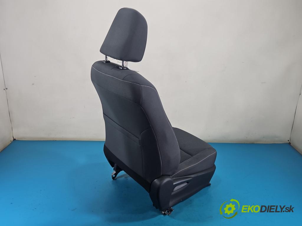 Toyota Corolla E16/E18  2013-2019 1.3 16V 99 HP manual 73 kW 1329 cm3 4- Sedačka pravý  (Sedadlo)