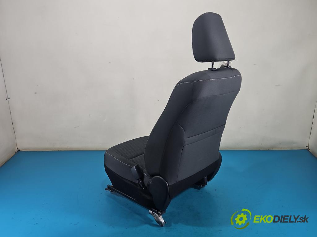 Toyota Corolla E16/E18  2013-2019 1.3 16V 99 HP manual 73 kW 1329 cm3 4- Sedačka pravý  (Sedadlo)