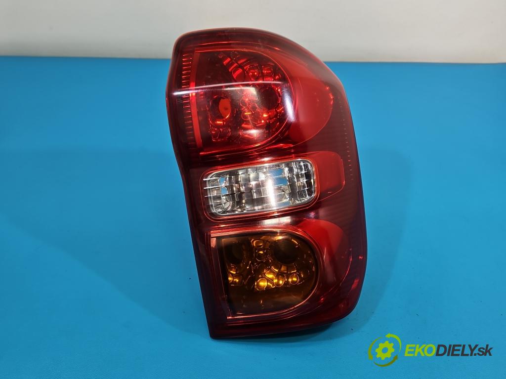 Toyota Rav4 II 2000-2005 2.0 D4D 1CDFTV 116 HP manual 85 kW 1995 cm3 5- svetlo / reflektor zadné pravé  (Kľučka dverí ostatné)