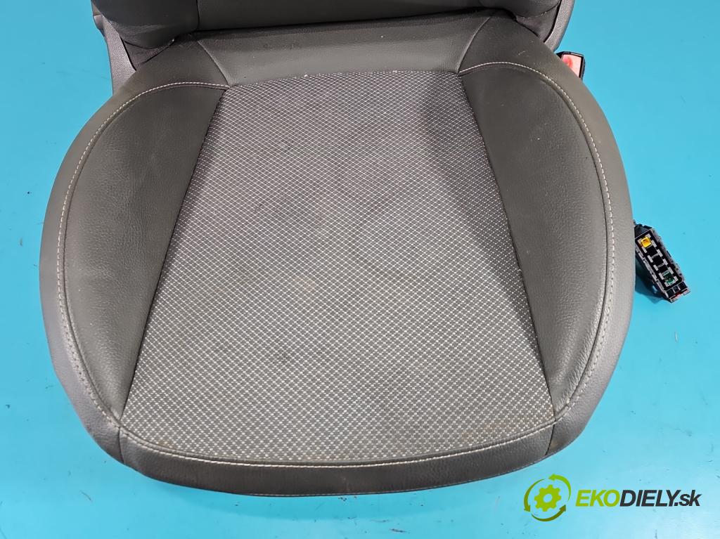 Opel Corsa D 2006-2014 1.4 16V 90 HP manual 66 kW 1364 cm3 3- Sedačka pravý  (Sedadlo)