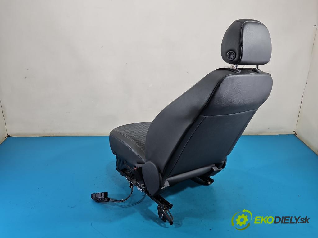 Opel Corsa D 2006-2014 1.4 16V 90 HP manual 66 kW 1364 cm3 3- Sedačka pravý  (Sedadlo)
