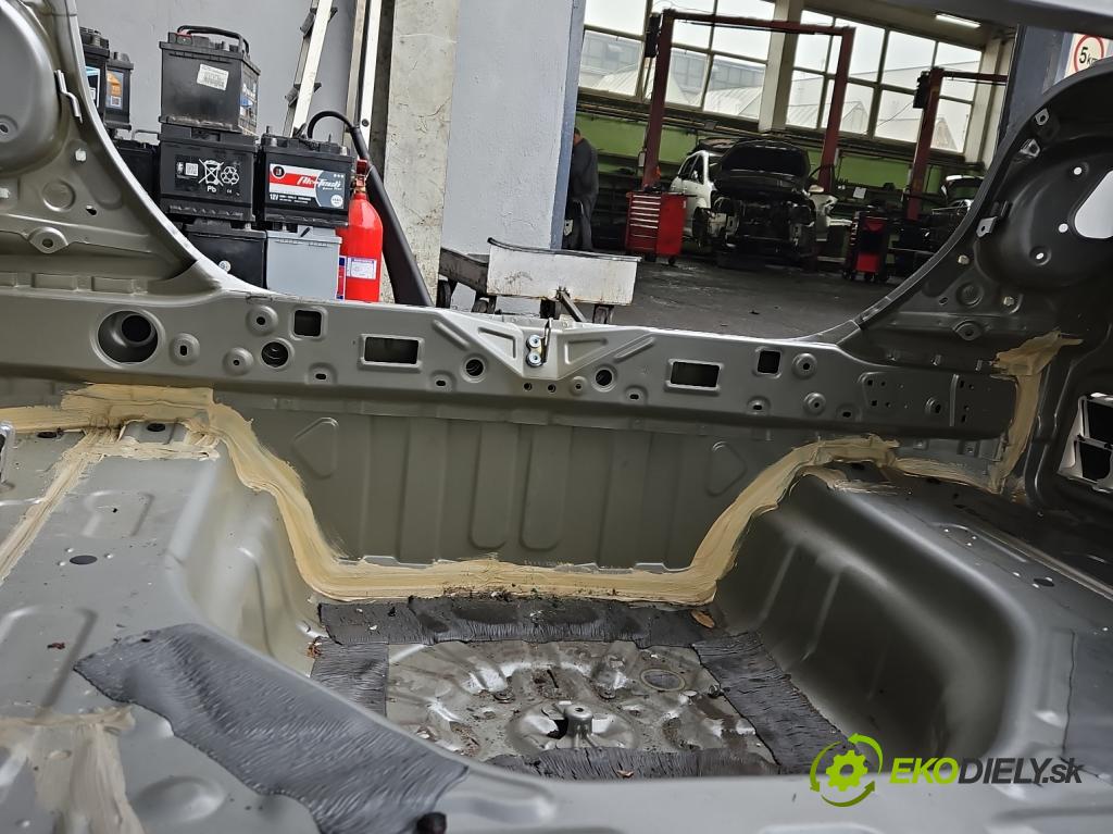 Toyota Corolla E16/E18  2013-2019 1.3 16V 99 HP manual 73 kW 1329 cm3 4- pas zadní: