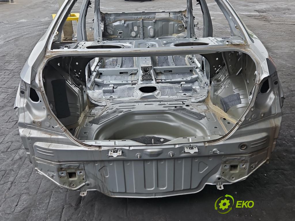 Toyota Corolla E16/E18  2013-2019 1.3 16V 99 hp manual 73 kW 1329 cm3 4- stěna zadní 