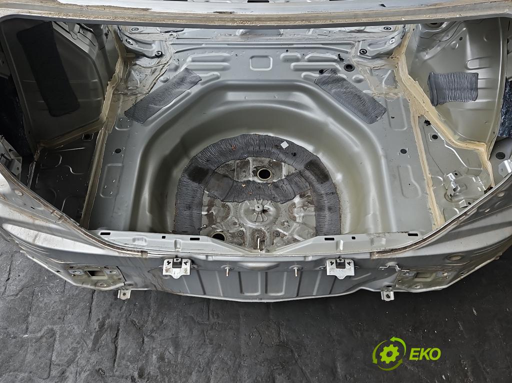 Toyota Corolla E16/E18  2013-2019 1.3 16V 99 HP manual 73 kW 1329 cm3 4- pas zadní: