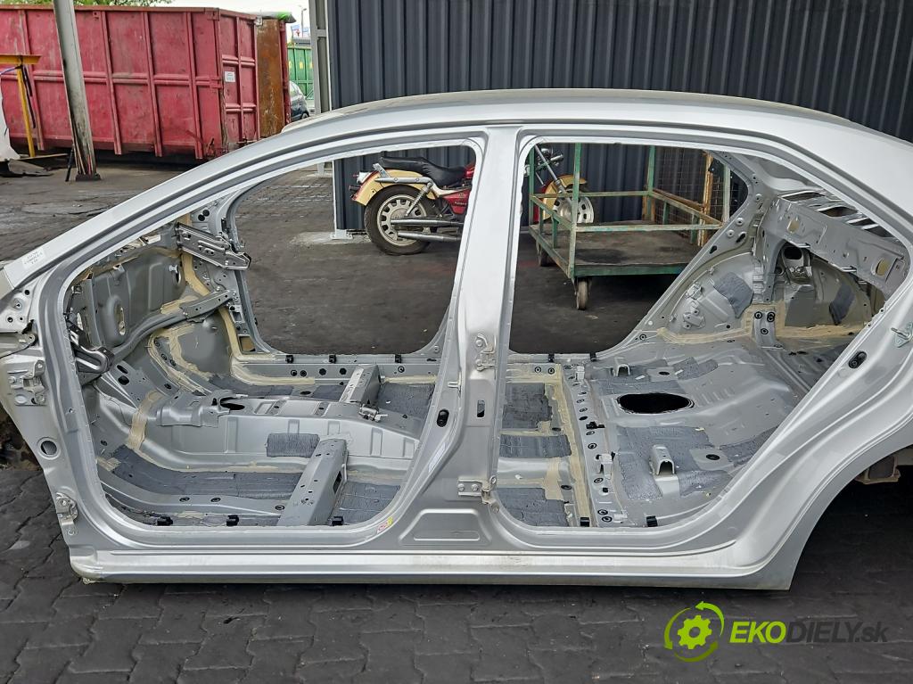 Toyota Corolla E16/E18  2013-2019 1.3 16V 99 hp manual 73 kW 1329 cm3 4- práh levý  (Karoserie ostatní)