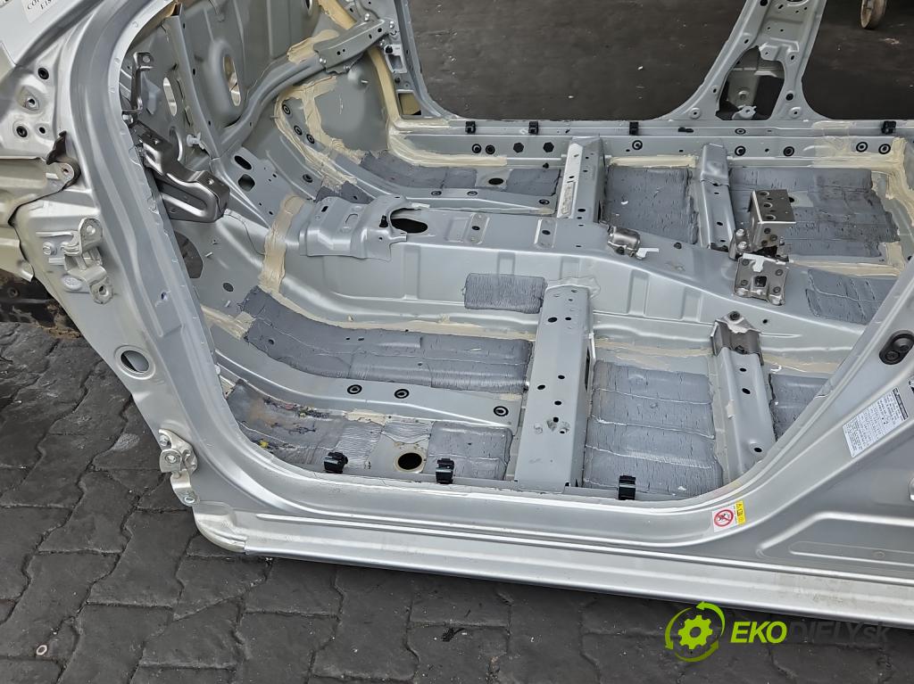 Toyota Corolla E16/E18  2013-2019 1.3 16V 99 HP manual 73 kW 1329 cm3 4- Práh: ľavý  (Karoséria ostatné)