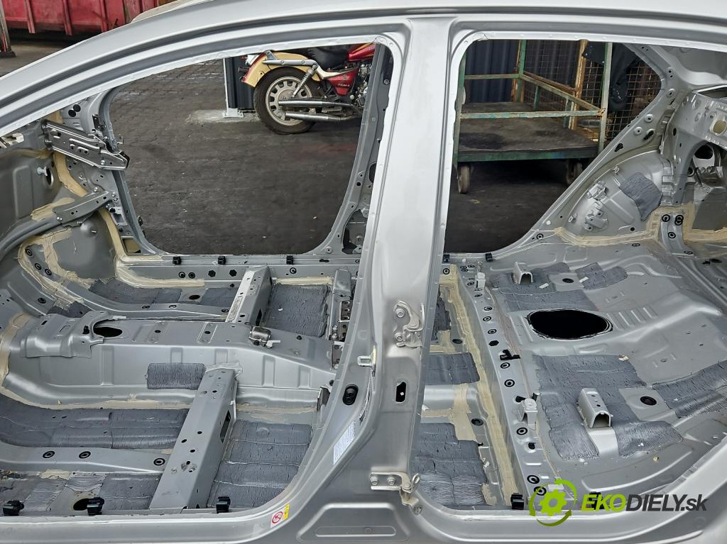 Toyota Corolla E16/E18  2013-2019 1.3 16V 99 HP manual 73 kW 1329 cm3 4- Práh: ľavý  (Karoséria ostatné)