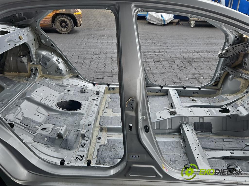Toyota Corolla E16/E18  2013-2019 1.3 16V 99 HP manual 73 kW 1329 cm3 4- Práh: pravý  (Karoséria ostatné)