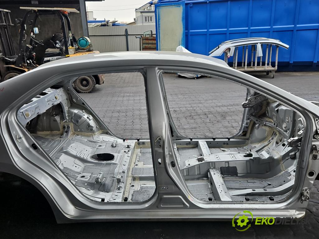Toyota Corolla E16/E18  2013-2019 1.3 16V 99 hp manual 73 kW 1329 cm3 4- práh pravý  (Karoserie ostatní)