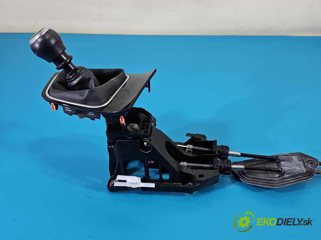 Toyota Corolla E16/E18  2013-2019 1.3 16V 99 hp manual 73 kW 1329 cm3 4- kulisa změny stupňová  (Řadicí páka (kulisa) )