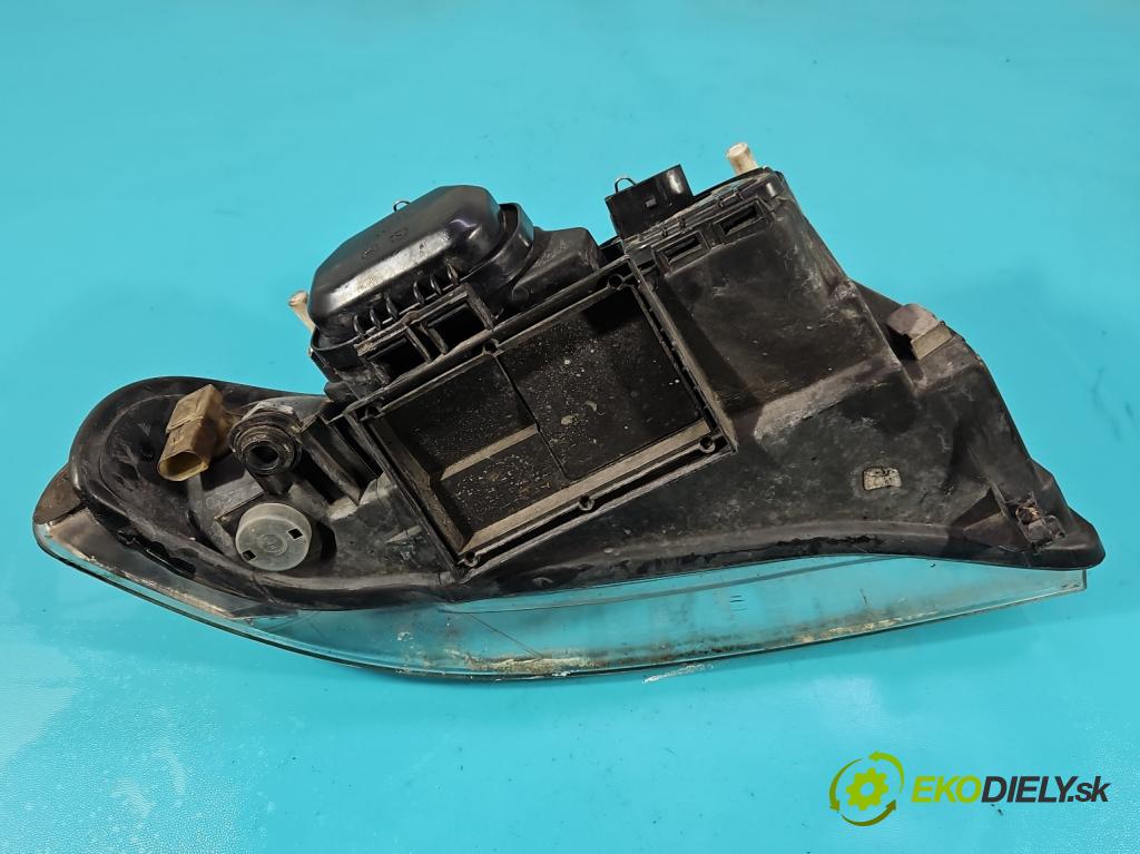 Audi A4 B5 1994-2001 1.6 8V 101 hp manual 74 kW 1595 cm3 4- světlo levý 8D0941003AK (Klika dveří ostatní)