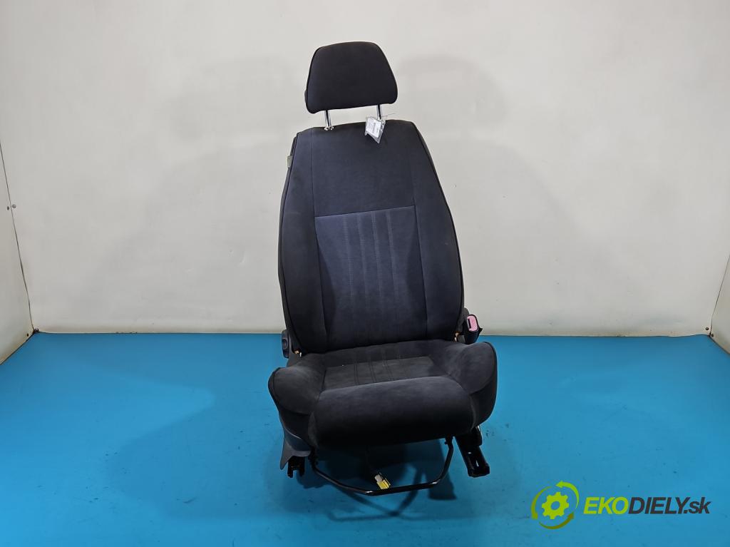 Alfa romeo 147 1.9 jtd 150 hp manual 110 kW 1910 cm3 3- Sedadlo pravý  (Sedadlo)