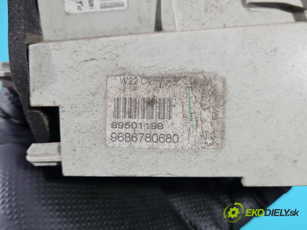 Peugeot 508 I 2010-2018 2.0 hdi 163 HP manual 120 kW 1997 cm3 5- svetlo / reflektor zadné pravé 9686780680 (Kľučka dverí ostatné)