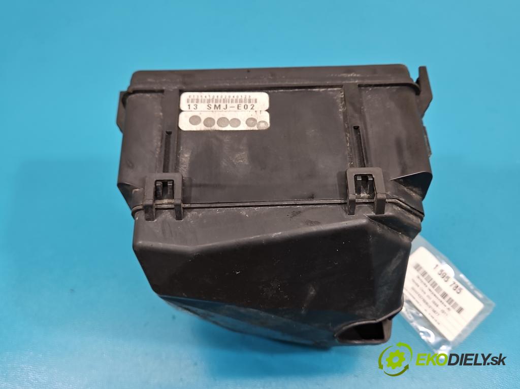 Honda Civic VIII 2006-2011 2.2 140 HP manual 103 kW 2204 cm3 5- skrinka poistka 13SMJ-E02 (Poistková skrinka)