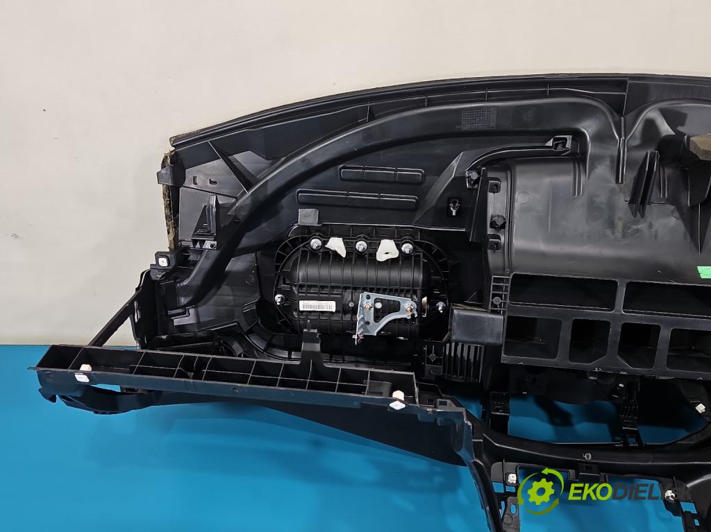 Peugeot 308 II 2013-2021 1.6 hdi 120 HP manual 88 kW 1560 cm3 5- kokpit,pristrojová doska rozdeľovacia