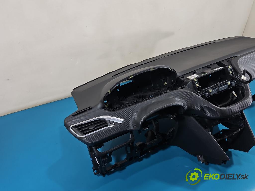 Peugeot 2008 I 2013-2019 1.2 12V 110 HP automatic 81 kW 1199 cm3 5- kokpit,pristrojová doska rozdeľovacia