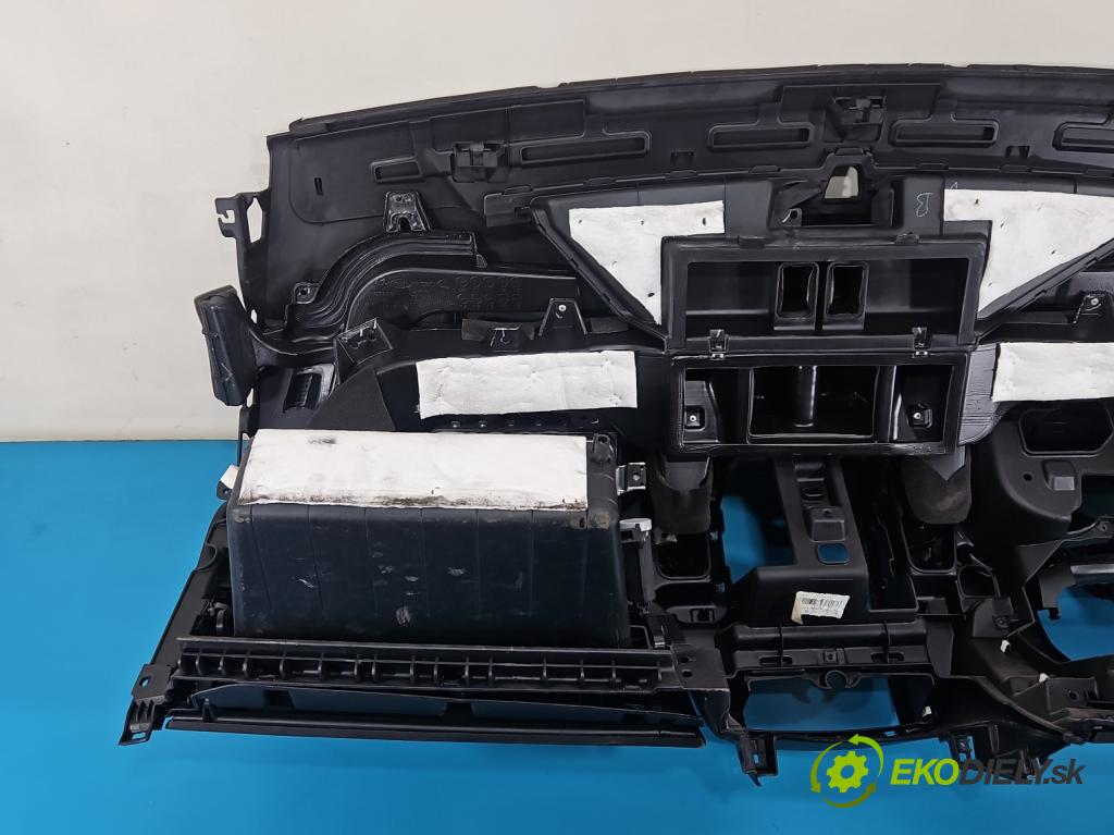Kia Venga 1.6 crdi 116 HP manual 85 kW 1582 cm3 5- kokpit,pristrojová doska rozdeľovacia