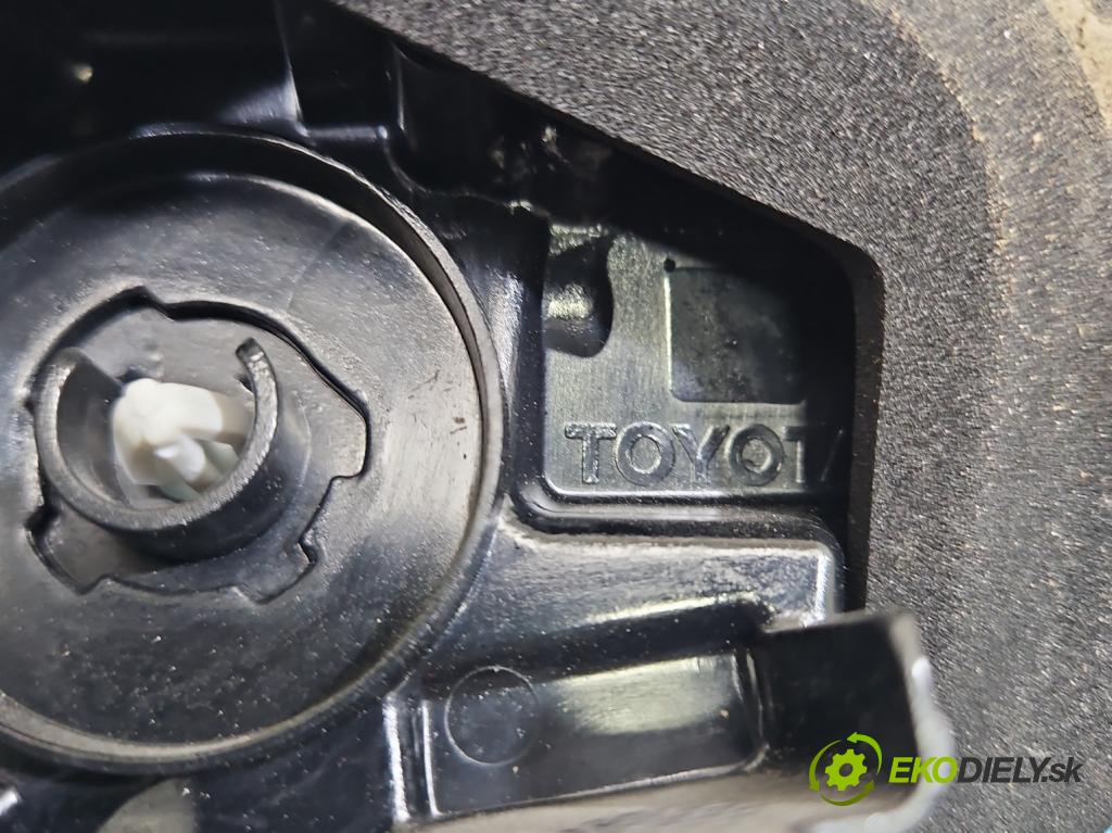 Toyota Yaris III 2011-2020 1.5 vvti 111KM manual 82 kW 1496 cm3 5- svetlo / reflektor zadné pravé  (Kľučka dverí ostatné)