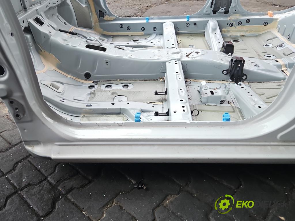 Toyota Yaris III 2011-2020 1.5 vvti 111KM manual 82 kW 1496 cm3 5- Práh: ľavý  (Karoséria ostatné)