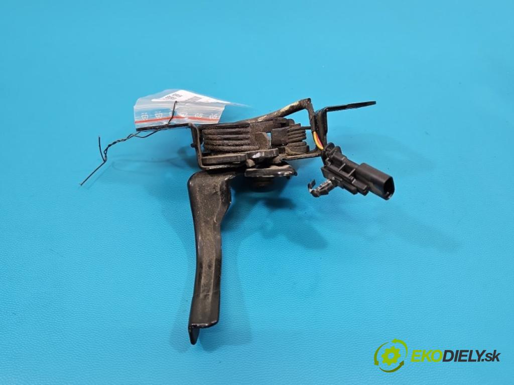 Opel Astra V  2015-2022 1.2 12V 131 hp manual 96 kW 1199 cm3 5- zámek kapoty 39118537