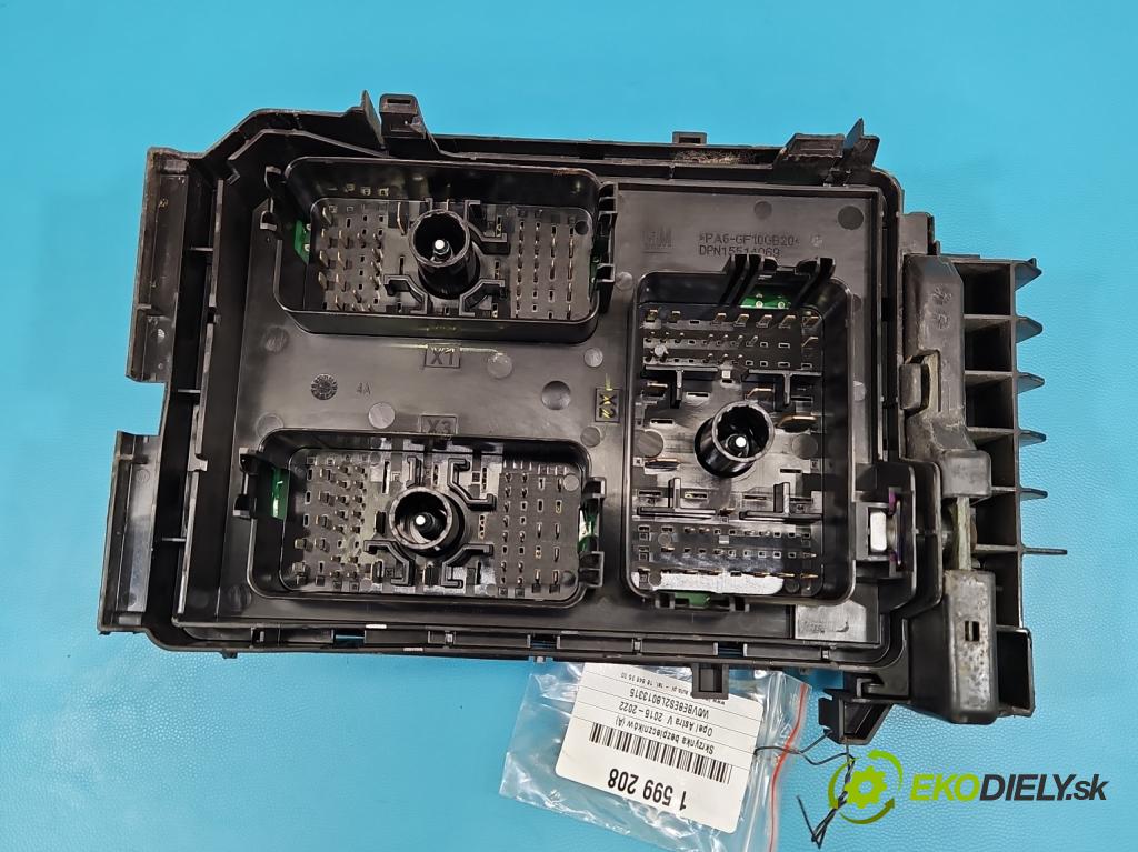 Opel Astra V  2015-2022 1.2 12V 131 HP manual 96 kW 1199 cm3 5- skrinka poistka 39216533 (Poistková skrinka)