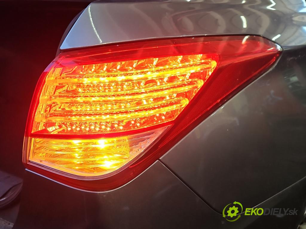 Hyundai I40 1.7 CRDI 116 HP manual 85 kW 1685 cm3 5- svetlo / reflektor zadné pravé blatník 92402-3Z3