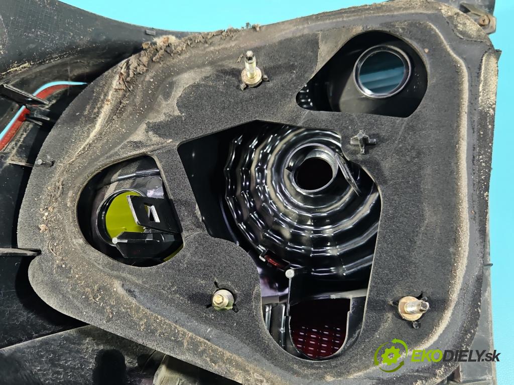 Toyota Avensis II T25 2003-2008 1.8 vvti 129 HP manual 95 kW 1794 cm3 5- svetlo / reflektor zadné pravé  (Kľučka dverí ostatné)