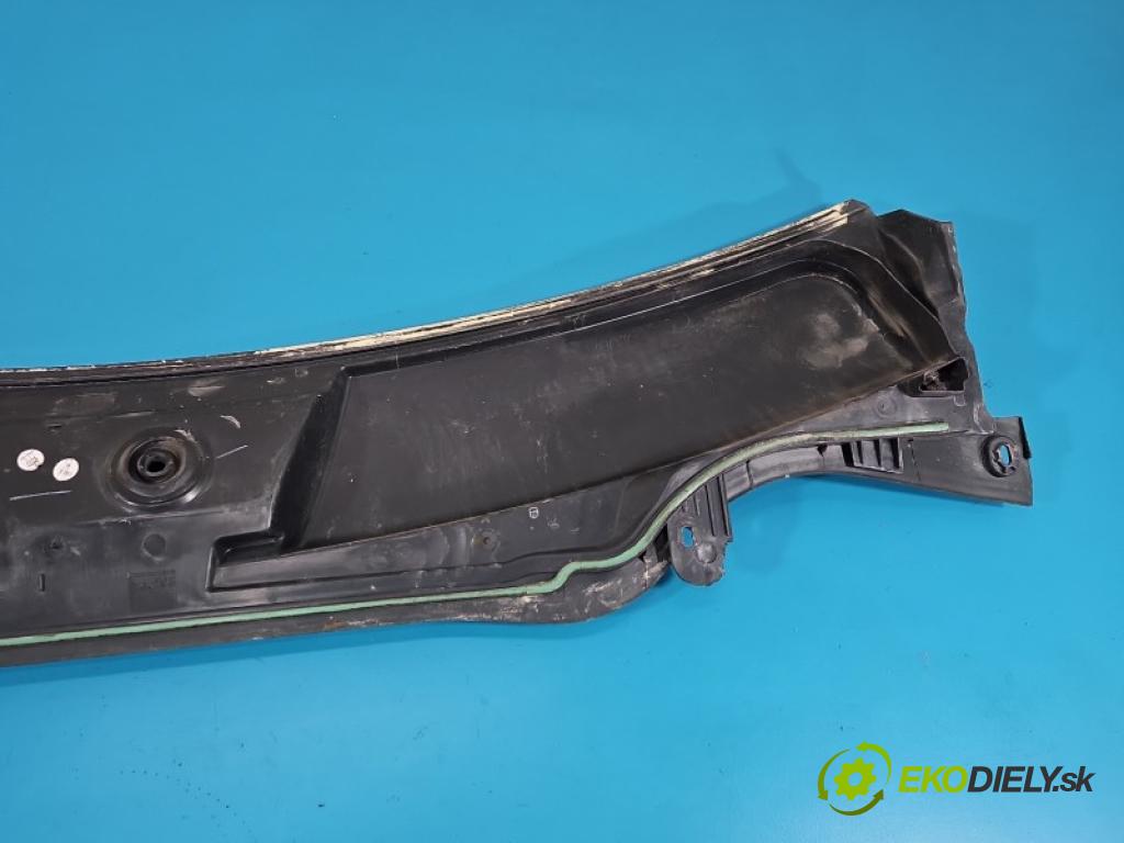 Mercedes CLA C117 X117 2013-2019 1.5 CDI 109 hp automatic 80 kW 1461 cm3 4- torpédo A1768300013 (Plast pod čelním sklem)