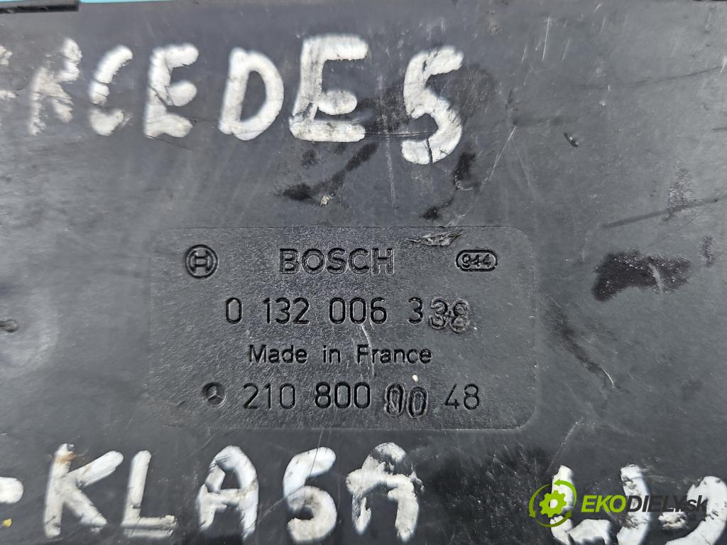 Mercedes E W210 1995-2002 2.2d 95 HP manual 70 kW 2155 cm3 4- Centrální: zámek: 0132006338