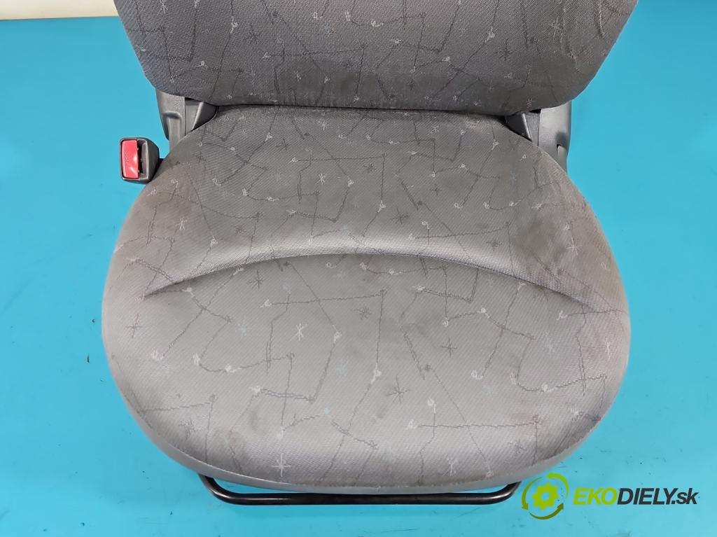 Toyota Yaris I 1999-2005 1.0 16V 68 HP manual 50 kW 998 cm3 3- Sedačka ľavý  (Sedadlo)