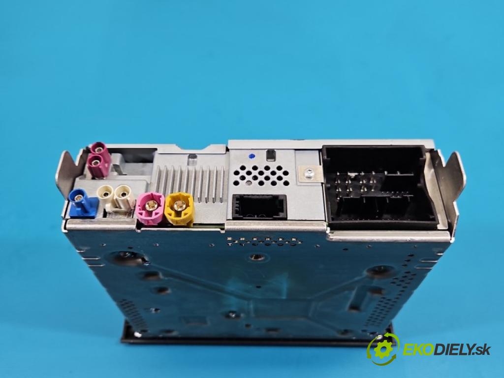 Audi A4 B9 2015-2024 2.0 tdi 190 hp automatic 140 kW 1968 cm3 5- Navigace: čtečka 8W0035193A