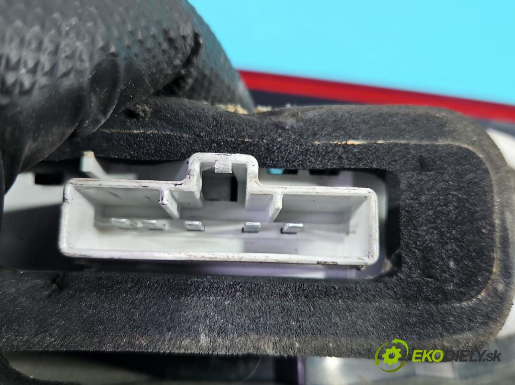 Ford Focus Mk2 2004-2011 1.6 16V 101 HP manual 74 kW 1596 cm3 5- svetlo / reflektor zadné pravé  (Kľučka dverí ostatné)