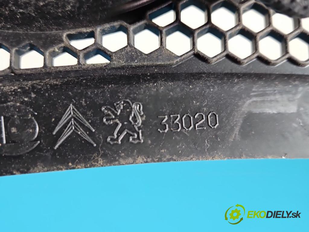 Peugeot 2008 I 2013-2019 1.2 12V 110 hp automatic 81 kW 1199 cm3 5- torpédo 9673302777 (Plast pod čelním sklem)