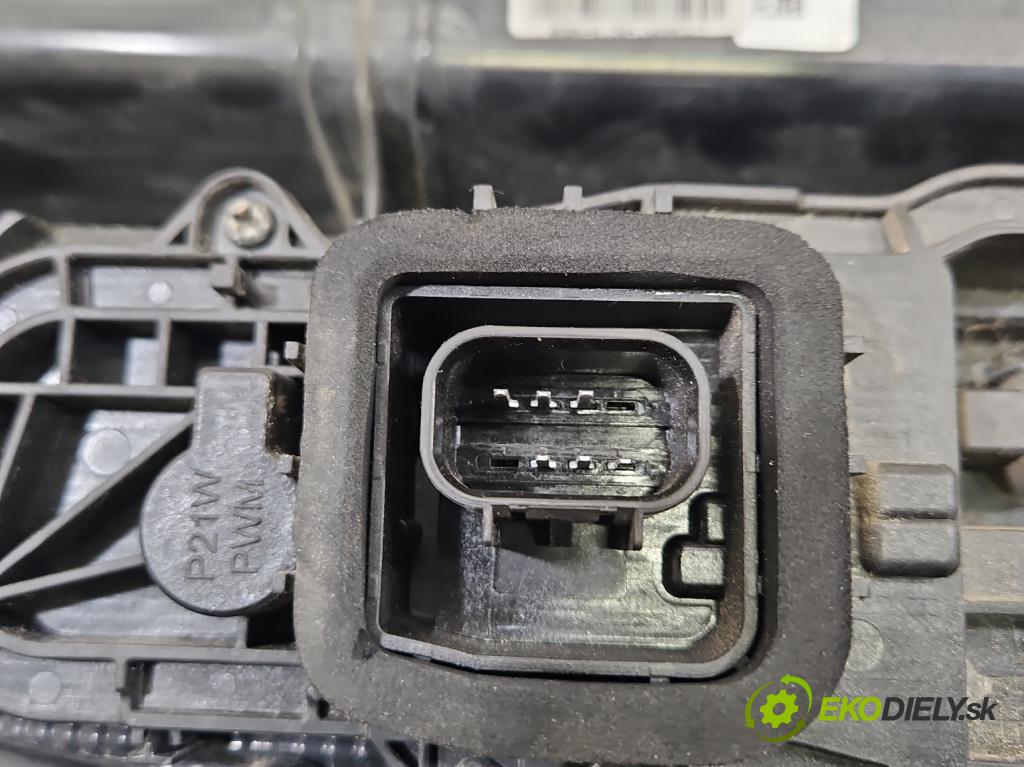 Fiat Doblo II 2010- 1.3 jtd 75 HP manual 55 kW 1248 cm3 5- svetlo / reflektor zadné pravé 52044715 (Kľučka dverí ostatné)
