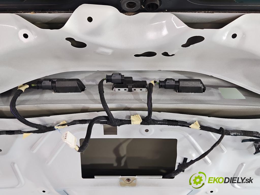 Peugeot 2008 I 2013-2019 1.2 12V 110 HP automatic 81 kW 1199 cm3 5- zadna kufor  (Kapota zadná (kufor))