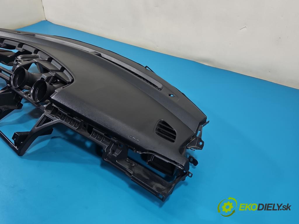 Suzuki Swift Mk8 2017-2024 1.0 T 111KM manual 82 kW 998 cm3 5- kokpit,pristrojová doska rozdeľovacia