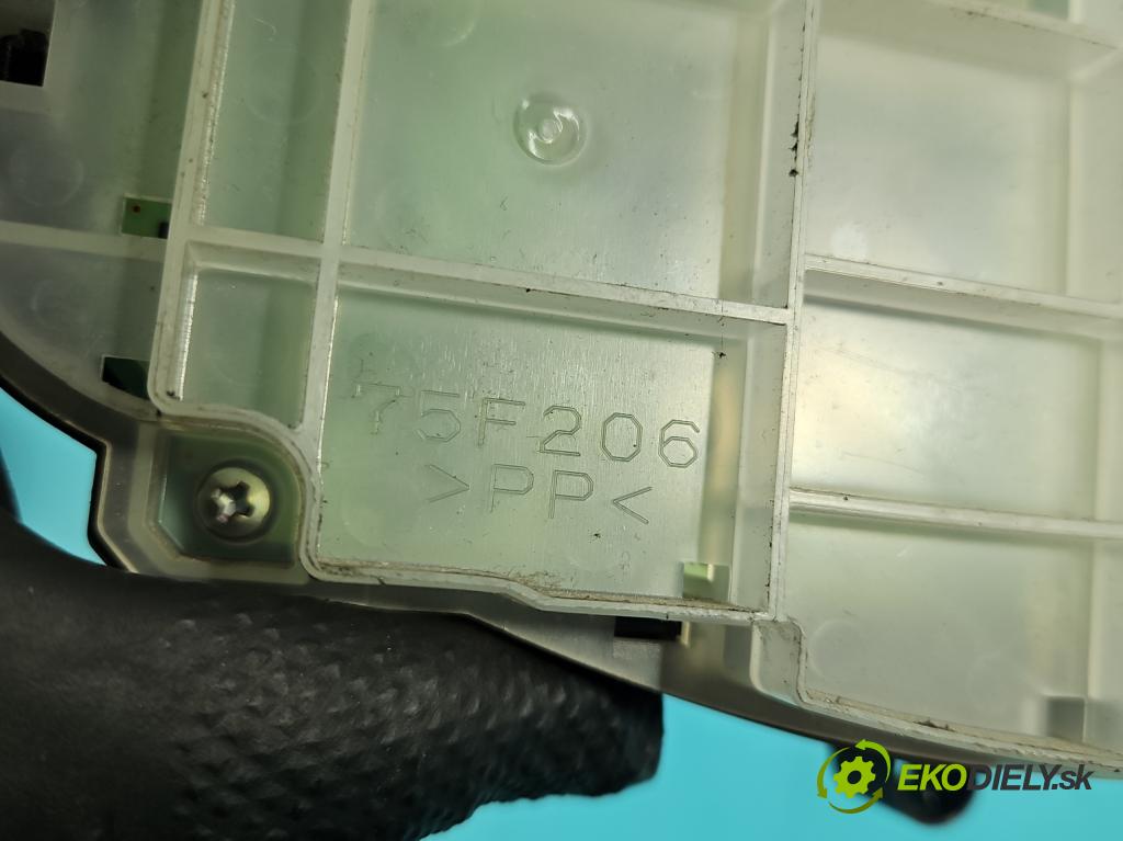 Toyota Yaris III 2011-2020 1.3 vvti 99 HP manual 73 kW 1329 cm3 5- panel kúrenia 75F206