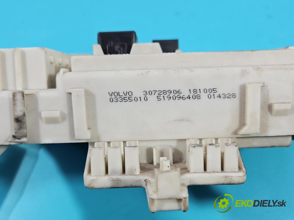 Volvo V50 2.4 20V B5244S: 140 HP automatic 103 kW 2435 cm3 5- skrinka poistka 30728906 (Poistková skrinka)