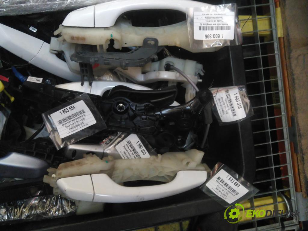Toyota Yaris III 2011-2020 1.3 vvti 99 HP manual 73 kW 1329 cm3 5- rukoväť predné ľavé mimo: 242860 (Kľučka dverí vonkajšia predná ľavá)